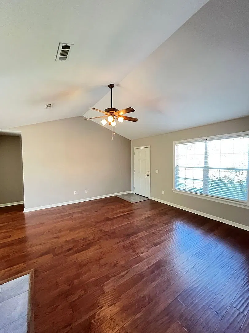 3 bedroom 2 bath home in Elkins, 2carG, fenced, great neighborhood — Photo 2
