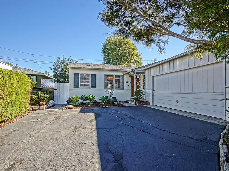 14226 Isis Ave — Photo 2