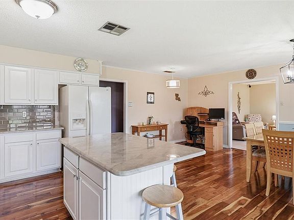 4th image of 32 Anjou Dr