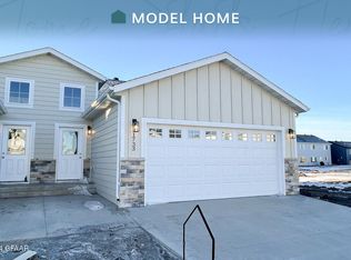 1733 Tobi Ln, Grand Forks, ND 58201