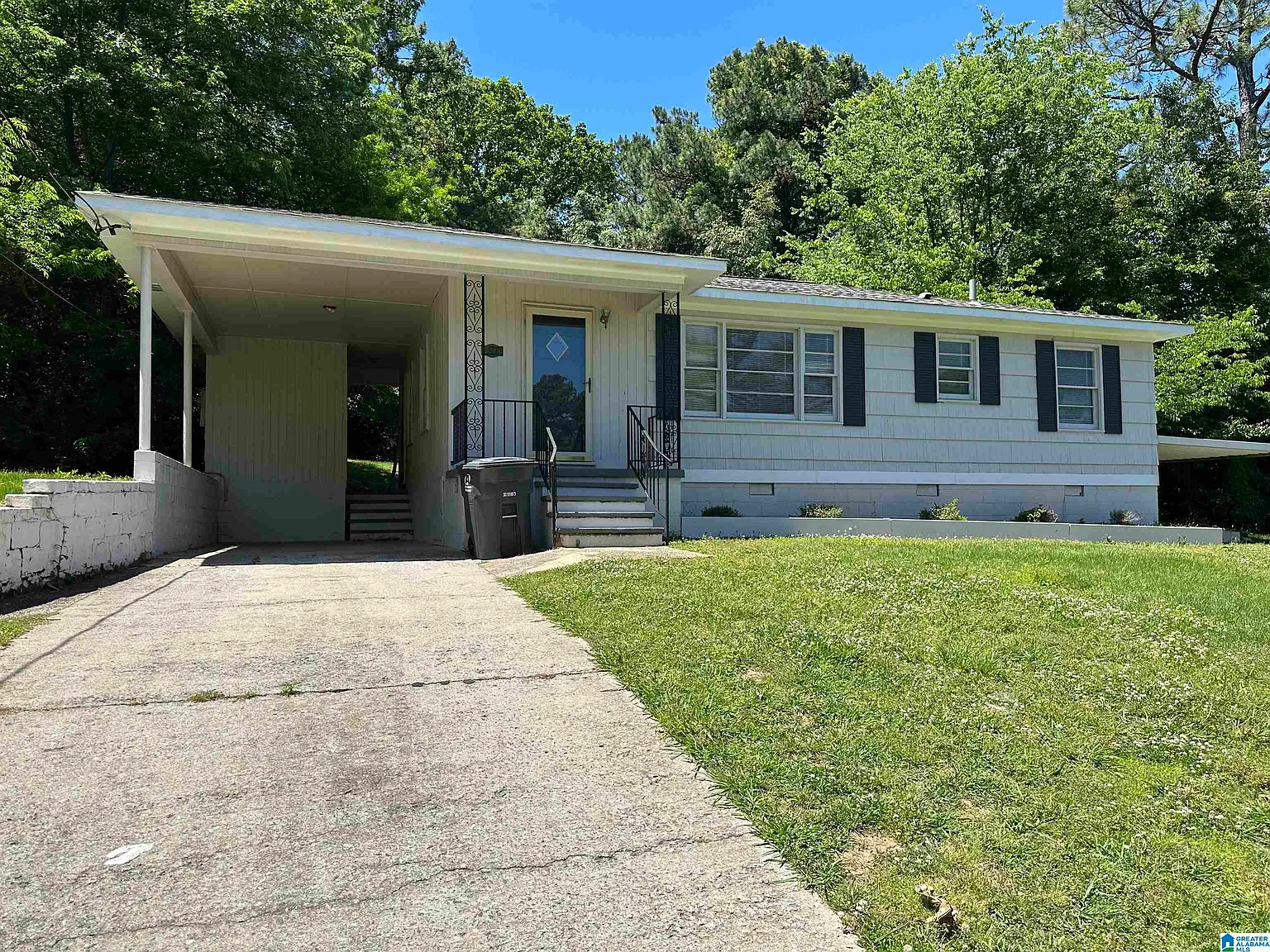 3 bed, 1.0 bath, $1,095 — Photo 1