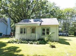 28626 Relda Dr, Brownstown, MI 48183