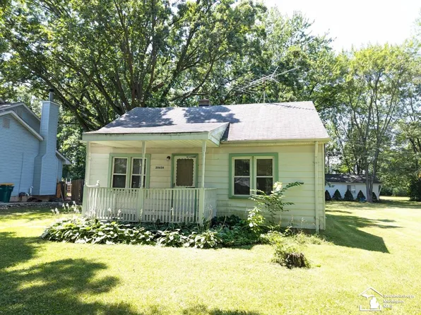 28626 Relda Dr, Brownstown, MI 48183