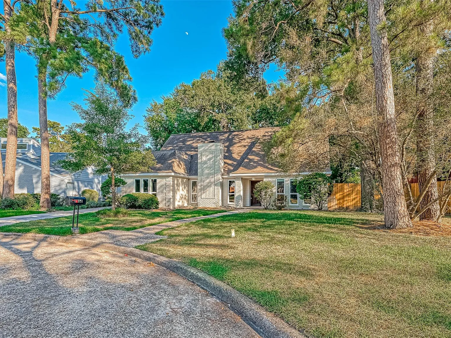 4 bed, 2.5 bath, 2628 sqft, $2,800 — Photo 3
