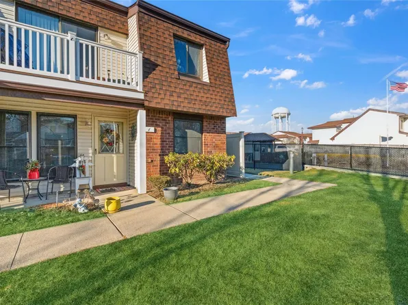1 W CAMBRIDGE Drive #1, Copiague, NY 11726