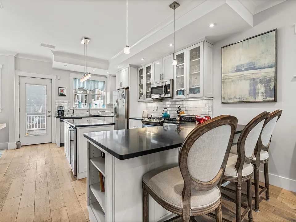 1 Viking St