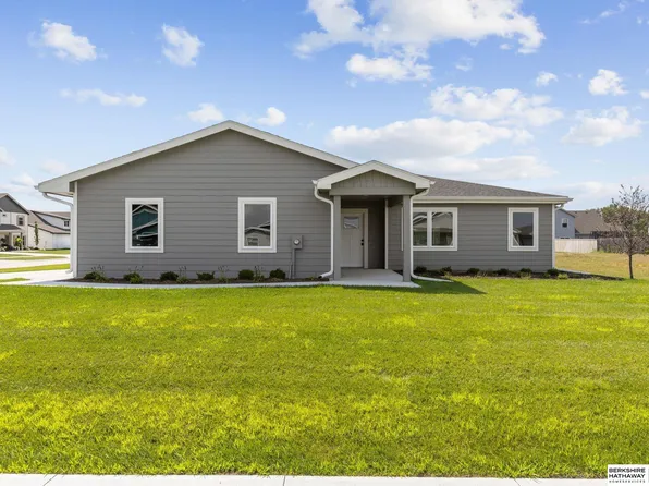 1216 Valley View St, Valley, NE 68064