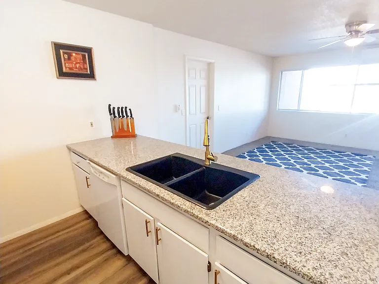 4100 E Mission Ln #D — Photo 7