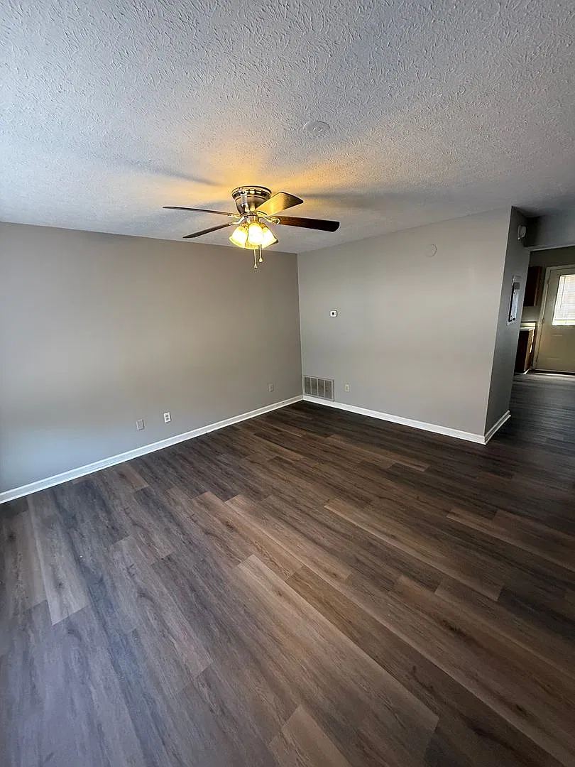 **2050 Clover Court** — Photo 4