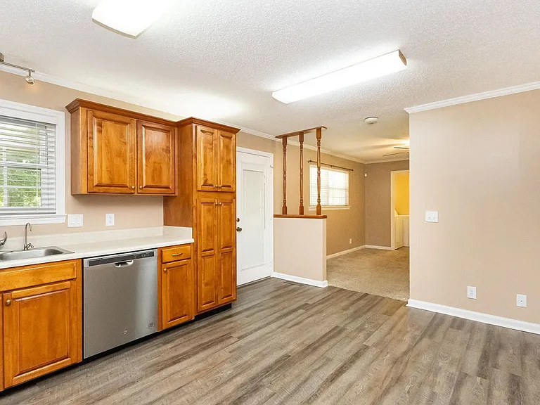 8260 Oxford Dr — Photo 6