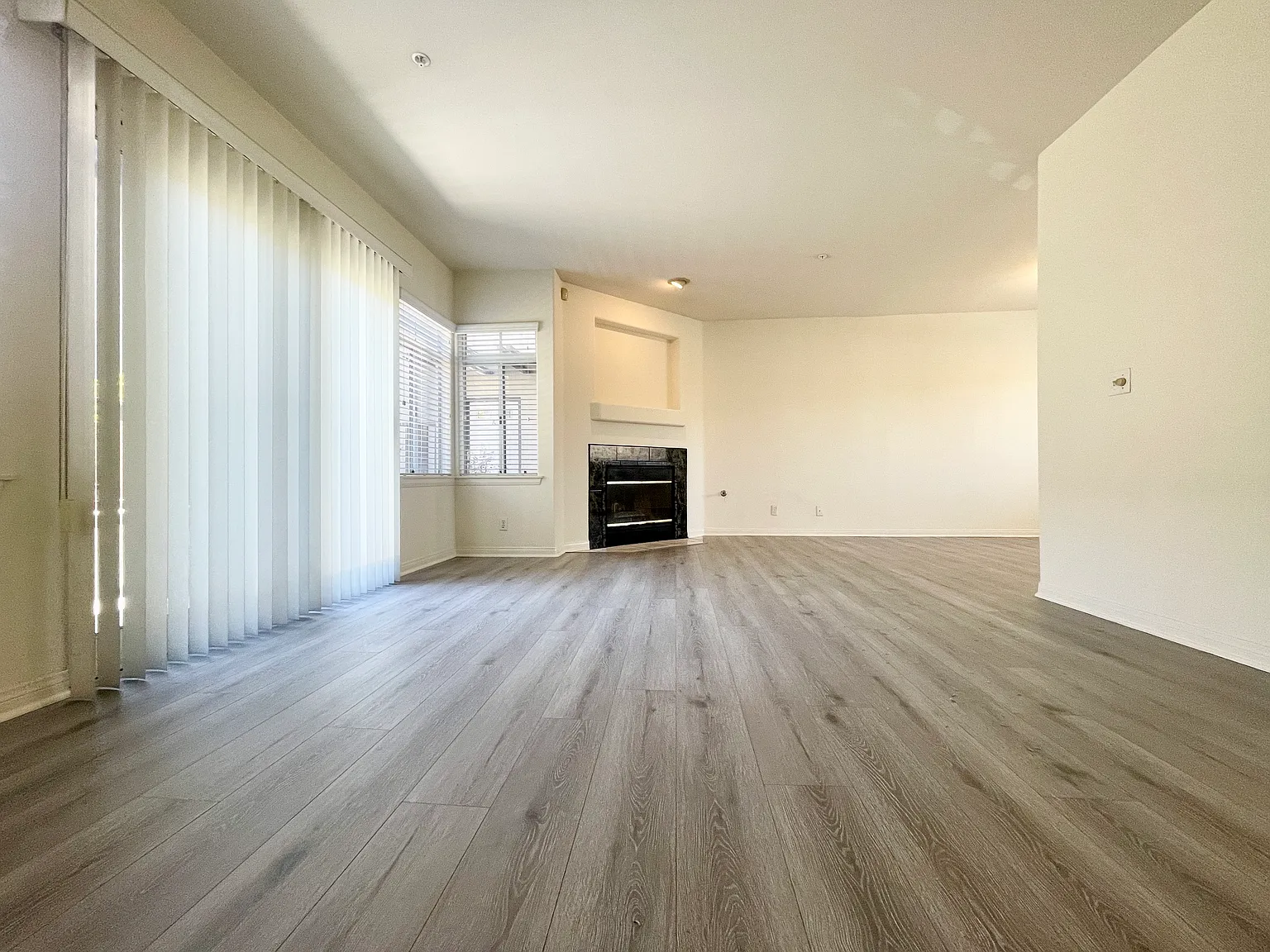 2 bed, 2.5 bath, 1217 sqft, $3,100 — Photo 3