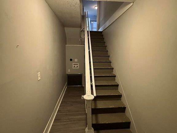 4th image of 1011 E Locust St