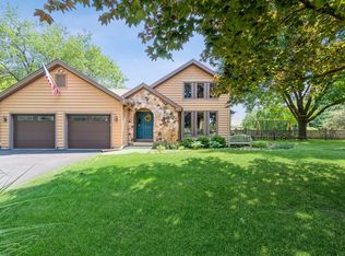 205 W Lake Shore Dr, Oakwood Hills, IL 60013