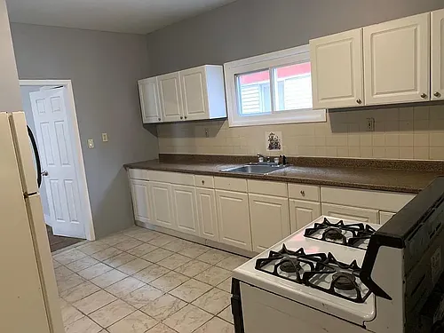 381 Leslie St Photo 1