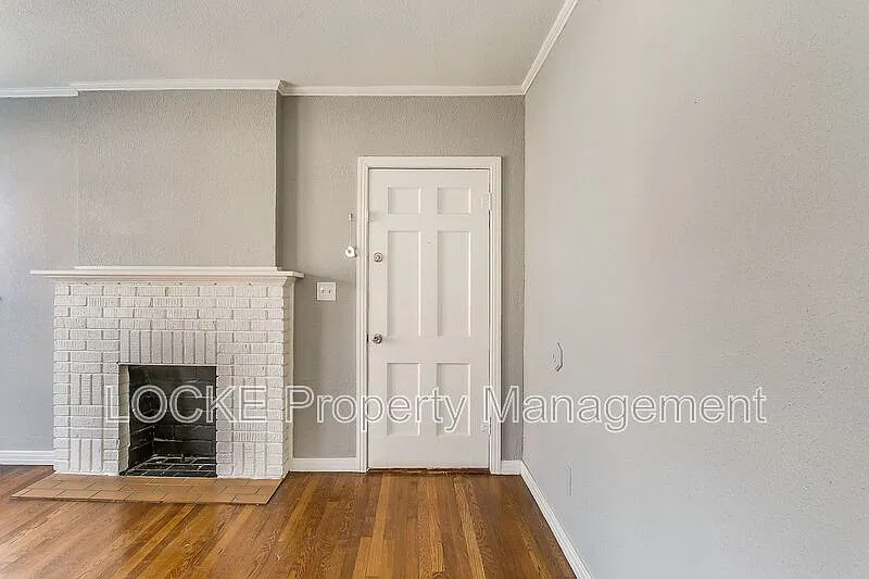 3 bed, 2.0 bath, 1402 sqft, $2,300 — Photo 4
