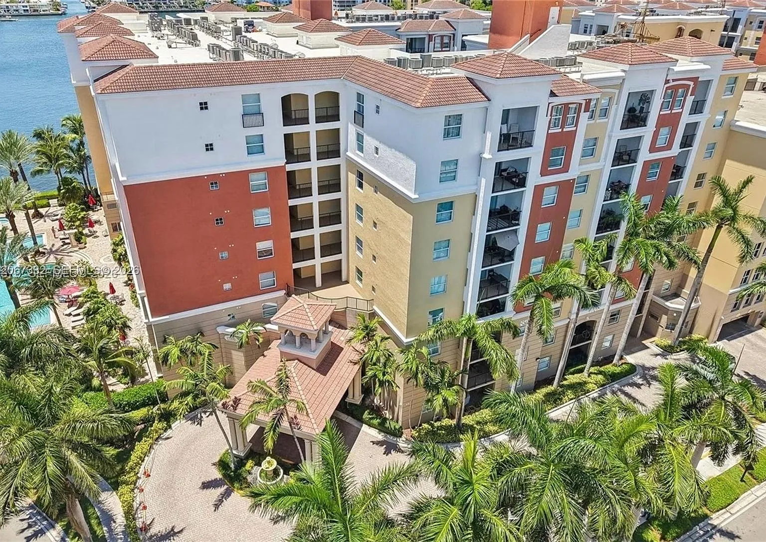 Porto Bellagio Condo — Photo 1