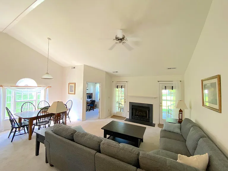 1547 Primrose Ln — Photo 4
