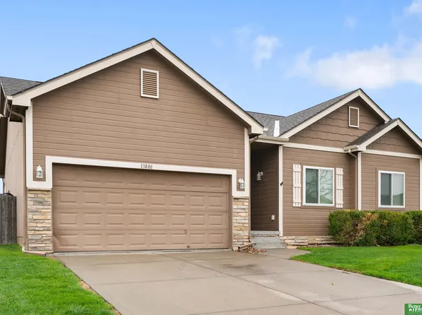 13808 Clearwater Dr, Bellevue, NE 68133