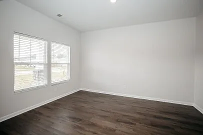 6 bed, 3.0 bath, 3065 sqft — Photo 3