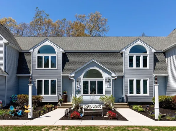 35 Pilgrim Village Rd APT 402, Taunton, MA 02780