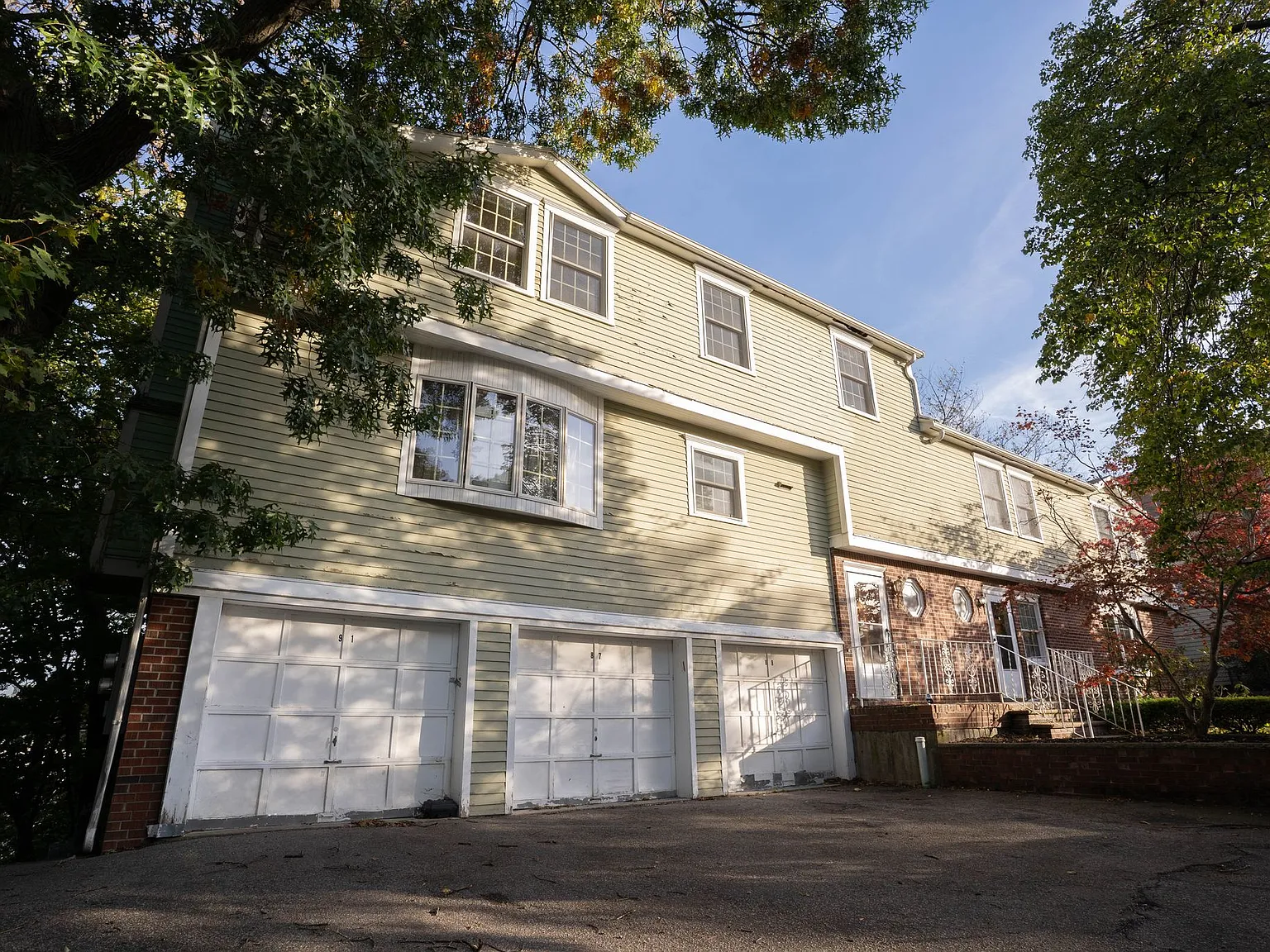 3 bed, 1075 sqft, $5,595 — Photo 3