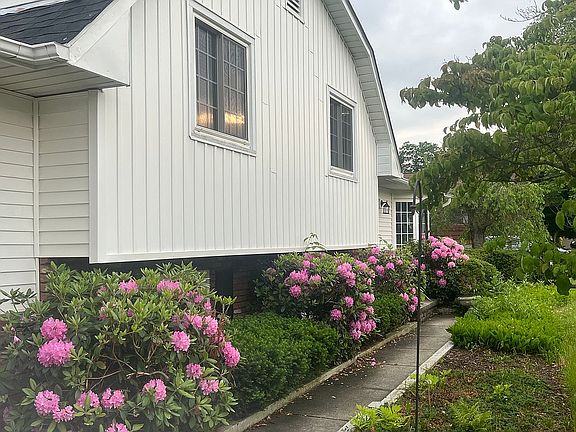 Nicely landscaped front/back