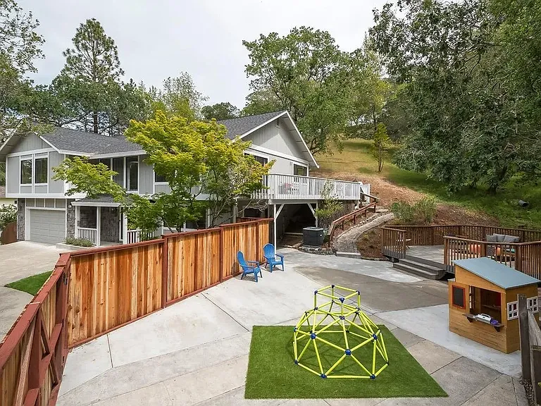 101 Brown Dr — Photo 2