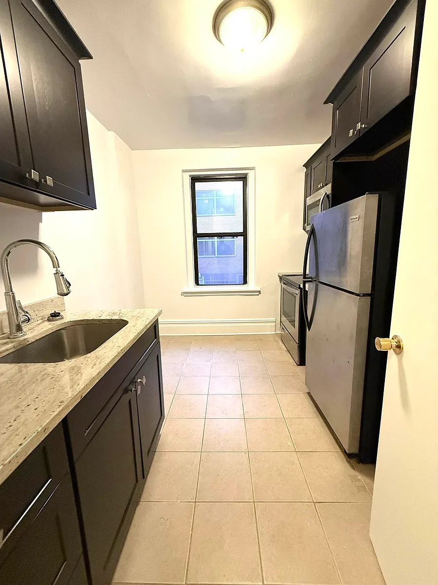 Building Photo - 72-25 Austin St #3F