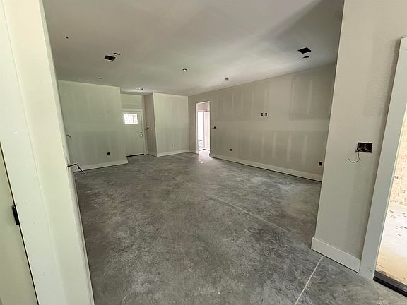 5th image of 1019 Black Oak Trl