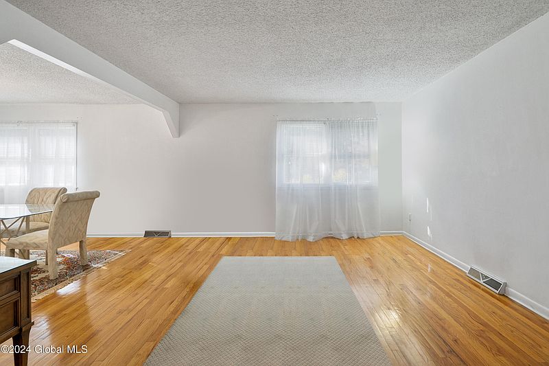 4th image of 35 Tieman Road