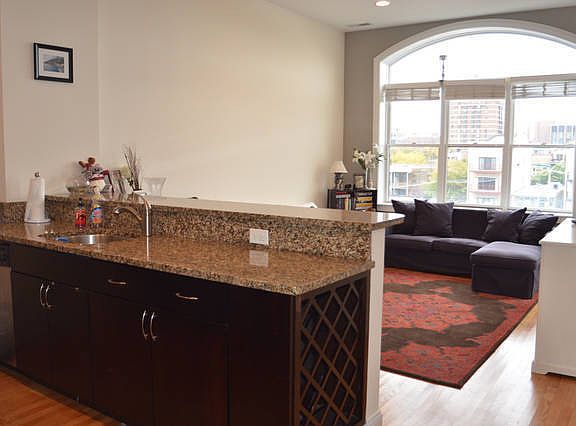 2nd image of 918 W Belmont Ave APT 204