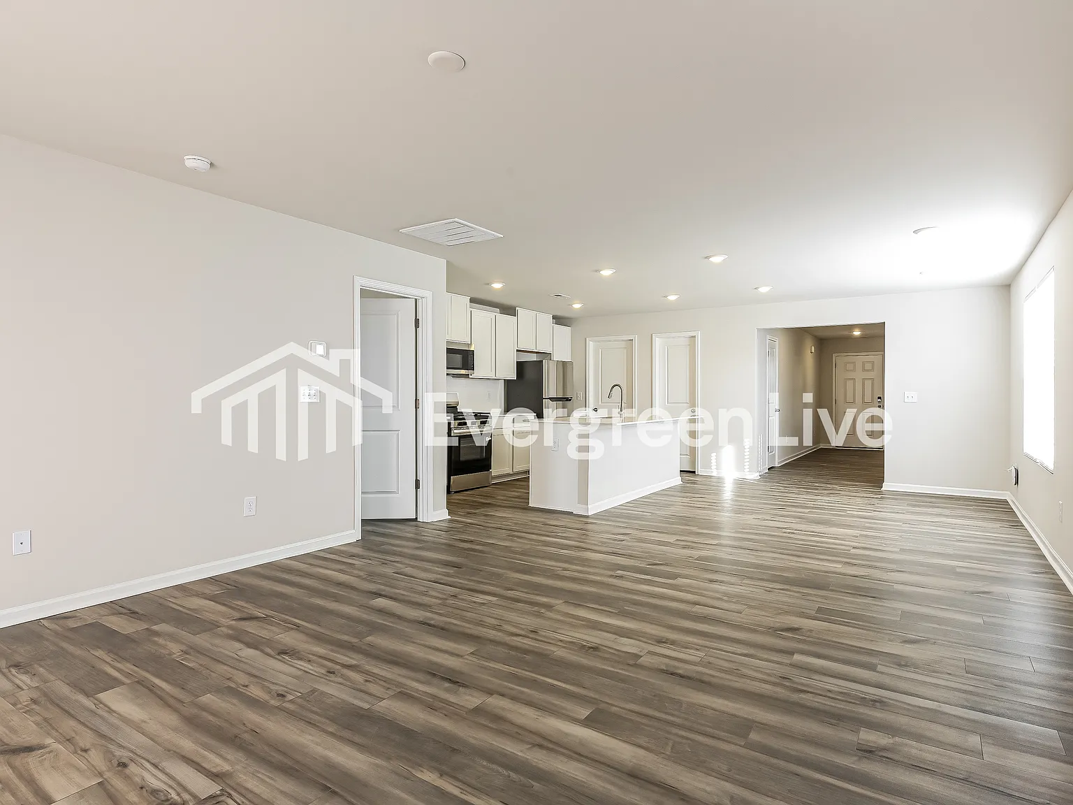 5 bed, 2.5 bath, 2306 sqft, $2,070 — Photo 4