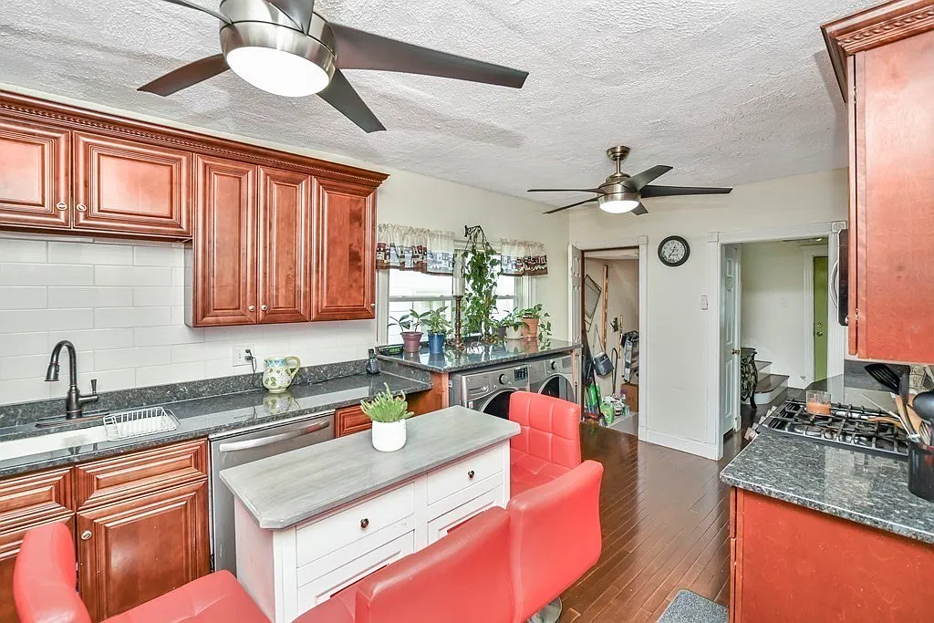 3 bed, 2.0 bath, 1834 sqft, $3,250 — Photo 2