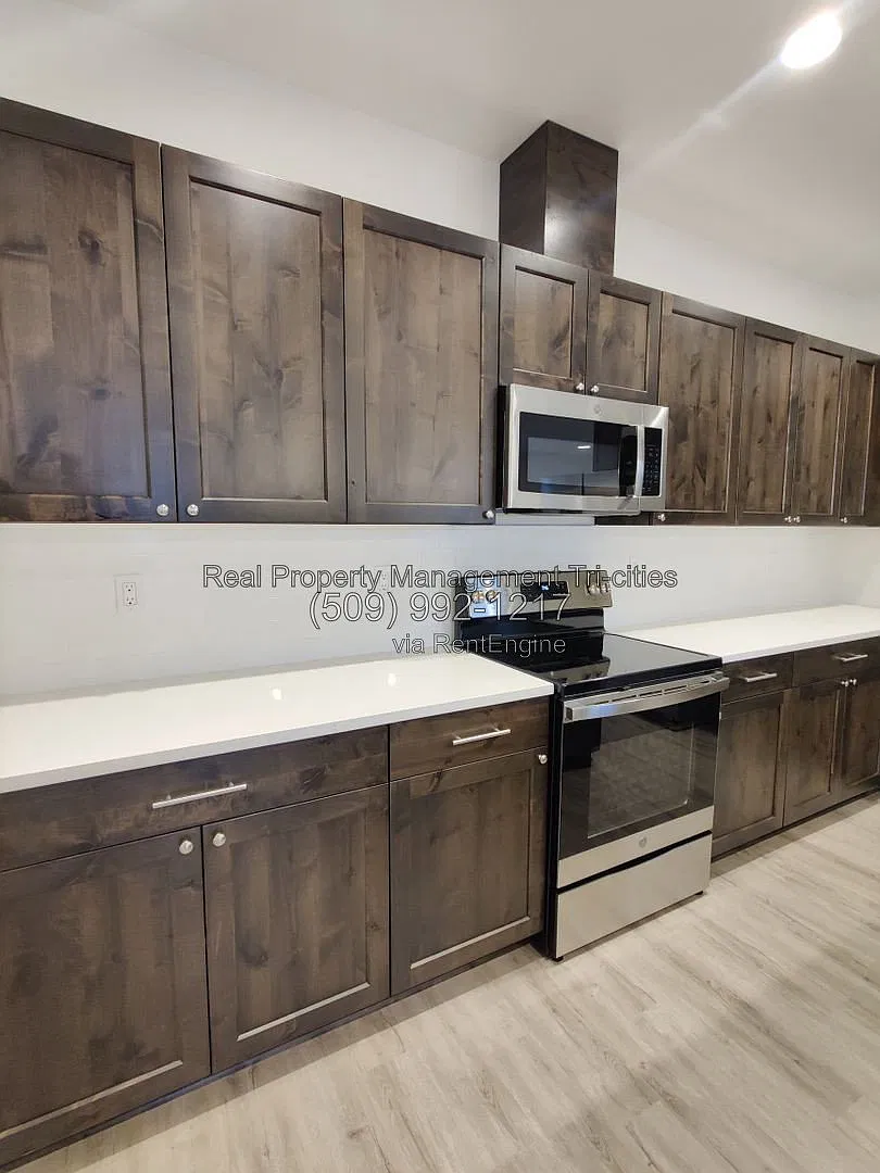 4 bed, 2.5 bath, 2381 sqft, $2,495 — Photo 3