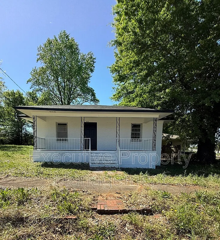 3 bed, 2.0 bath, 1015 sqft, $1,000 — Photo 1