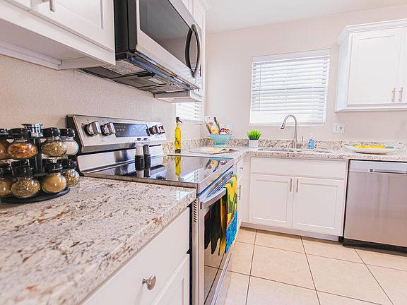 4th image of 1061 E Lowell Ct