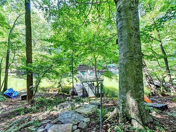 5th image of 642 Lakeshore Dr