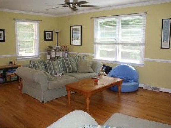 3rd image of 2116 Woodcrest Dr