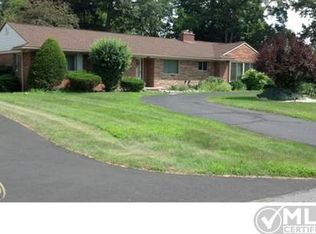 23060 Laurel Valley Dr, Southfield, MI 48034