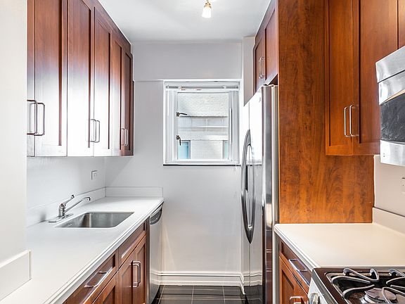 4th image of 200 E 71st St APT 19K