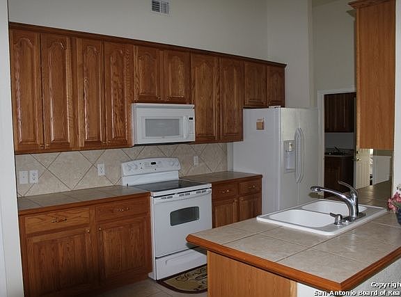 5th image of 235 Valley Oak Dr