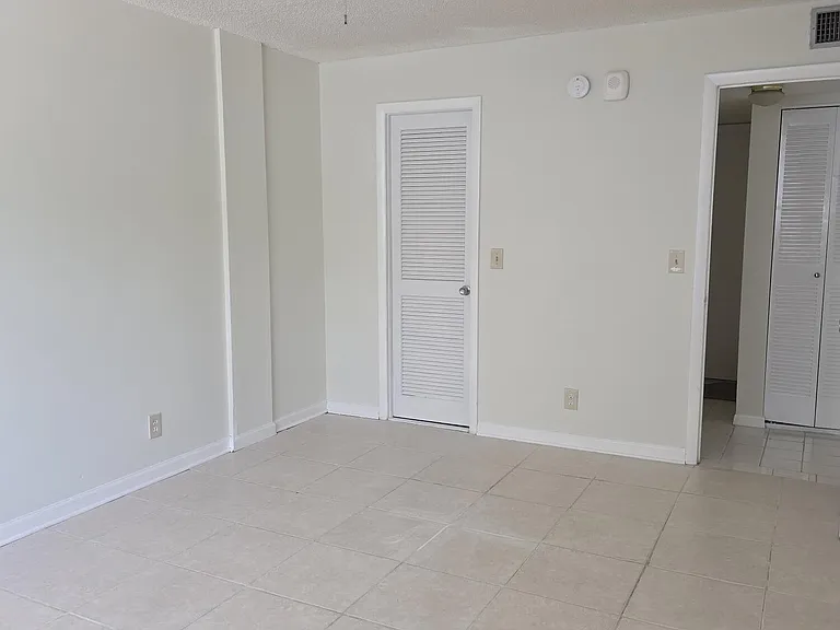 470 Executive Center Dr #2K — Photo 11