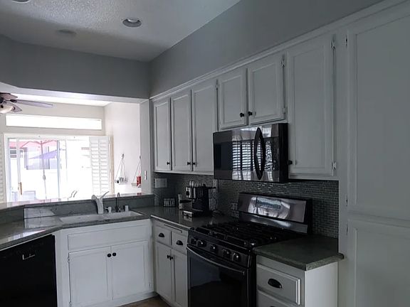 Kitchen - Microwave, Range and Dishwasher included