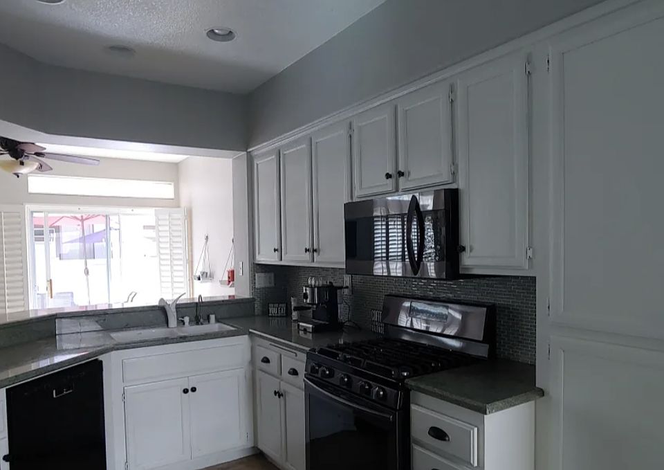 Kitchen - Microwave, Range and Dishwasher included