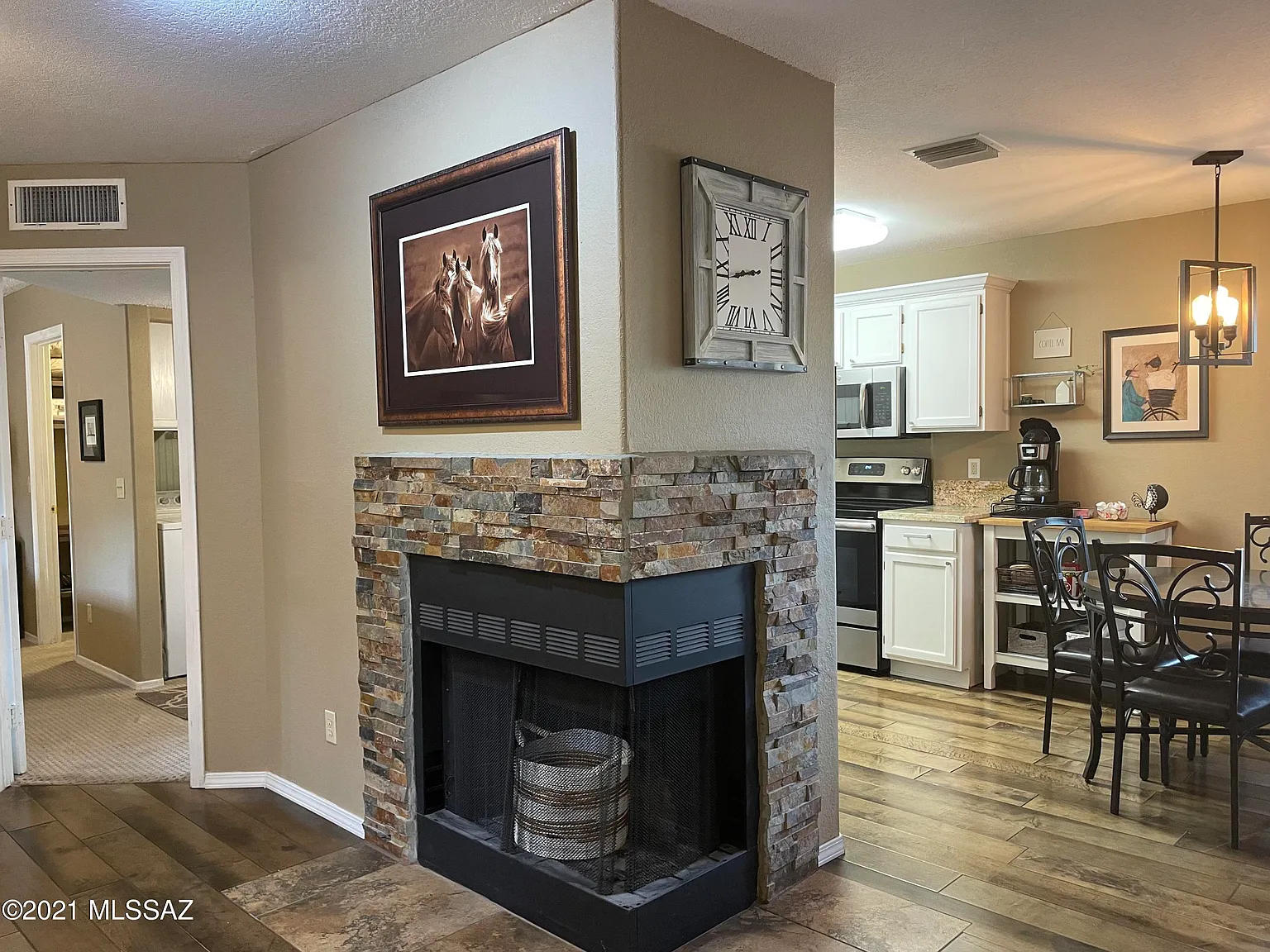 2 bed, 2.0 bath, 911 sqft, $1,800 — Photo 4