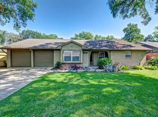 9638 Meadowglen Ln, Houston, TX 77063