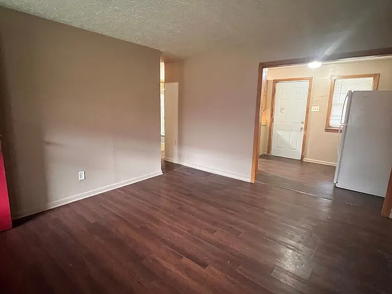 1031 S Emporia Ave — Photo 3