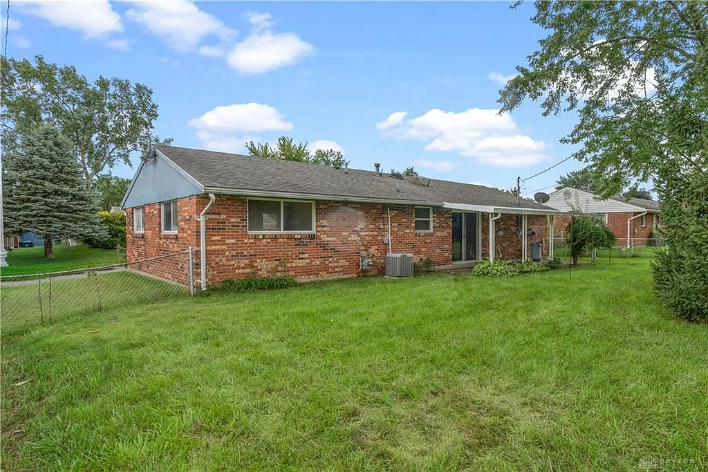 3 bed, 988 sqft, $1,350 — Photo 2
