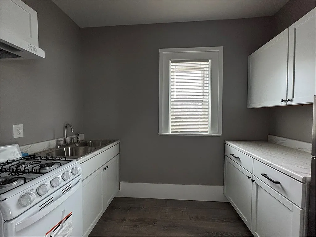 2042 Dewey Ave — Photo 3