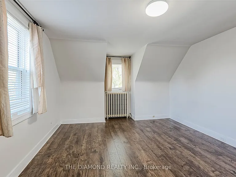 3927 Bloor St W — Photo 19